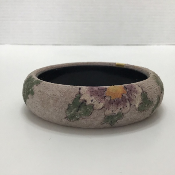 VTG Rhinestone jewelled black resin domed cuff & VTG suede Floral Bracelet - Picture 14 of 14